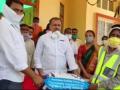 Telangana MLA distributes essential commodities to sanitation workers - Hindi News | Telangana MLA distributes essential commodities to sanitation workers | Latest national News at Lokmattimes.com