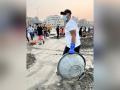 Krishna Kunj Production's Founder Vatsal Joshi completes Beach Cleaning Drive with DPIFF in Mumbai - Hindi News | Krishna Kunj Production's Founder Vatsal Joshi completes Beach Cleaning Drive with DPIFF in Mumbai | Latest business News at Lokmattimes.com