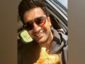 Vicky Kaushal sends love to fan for bringing him 'Samosa and Jalebi' at airport - Hindi News | Vicky Kaushal sends love to fan for bringing him 'Samosa and Jalebi' at airport | Latest entertainment News at Lokmattimes.com