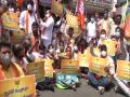 BJYM workers in Hyderabad stage protest against 'overcharging' by private institutions - Hindi News | BJYM workers in Hyderabad stage protest against 'overcharging' by private institutions | Latest national News at Lokmattimes.com