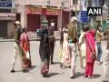 Women queuing outside Paharganj bank dispersed for not maintaining social distancing - Hindi News | Women queuing outside Paharganj bank dispersed for not maintaining social distancing | Latest national News at Lokmattimes.com