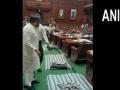 Congress MLAs protest in Karnataka Assembly over Eshwarappa's saffron flag remark - Hindi News | Congress MLAs protest in Karnataka Assembly over Eshwarappa's saffron flag remark | Latest national News at Lokmattimes.com