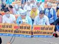 AAP stages protest over pending salary of MCD employees - Hindi News | AAP stages protest over pending salary of MCD employees | Latest politics News at Lokmattimes.com