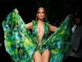 Jennifer Lopez was convinced to not wear the iconic green Versace dress in 2000 - Hindi News | Jennifer Lopez was convinced to not wear the iconic green Versace dress in 2000 | Latest entertainment News at Lokmattimes.com