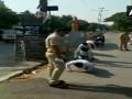In Pune, police round up morning walkers make them do Yoga for violating lockdown - Hindi News | In Pune, police round up morning walkers make them do Yoga for violating lockdown | Latest national News at Lokmattimes.com