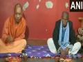 UP CM Yogi Adityanath had 'khichdi' with Dalit party worker, his family in Gorakhpur - Hindi News | UP CM Yogi Adityanath had 'khichdi' with Dalit party worker, his family in Gorakhpur | Latest national News at Lokmattimes.com