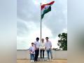 Shah Rukh Khan, family hoist Tricolour at Mannat on Independence Day eve - Hindi News | Shah Rukh Khan, family hoist Tricolour at Mannat on Independence Day eve | Latest entertainment News at Lokmattimes.com
