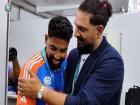 Mohammed Siraj Receives 'Fielder of the Match' Medal from Yuvraj Singh After India's Win Over USA in ICC T20 World Cup 2024 (Watch Video)