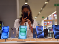 India’s Smartphone Market Flat in 2023, Apple Surpasses 10-Million-Unit Mark - News | India’s Smartphone Market Flat in 2023, Apple Surpasses 10-Million-Unit Mark | Latest technology News at Lokmattimes.com