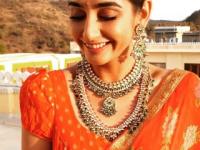 Ragini Dwivedi breaks down during interaction with fans - News | Ragini Dwivedi breaks down during interaction with fans | Latest entertainment News at Lokmattimes.com