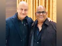 Anupam Kher spends time with Satish Kaushik's family, netizens laud the actor - News | Anupam Kher spends time with Satish Kaushik's family, netizens laud the actor | Latest entertainment News at Lokmattimes.com Anupam Kher spends time with Satish Kaushik's family, netizens laud the actor - News | Anupam Kher spends time with Satish Kaushik's family, netizens laud the actor | Latest entertainment News at Lokmattimes.com