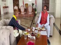 Madhya Pradesh CM has lunch with urination case victim - News | Madhya Pradesh CM has lunch with urination case victim | Latest national News at Lokmattimes.com
