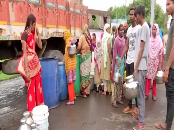 Improvement in demand for jaggery, copra boora in Indore | इंदौर में गुड़, खोपरा बूरा की मांग में सुधार