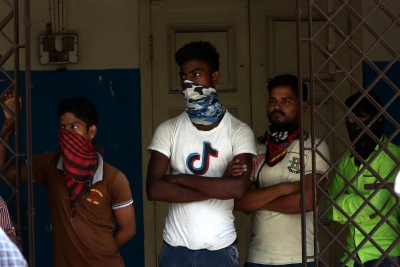 Employee arrested for taking bribe of five thousand rupees | पांच हजार रुपए रिश्वत लेता ​कर्मचारी गिरफ्तार