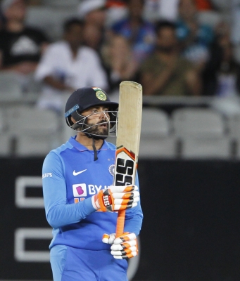 Batsmen disappointed again, Bumrah returned India to the match | बल्लेबाजों ने फिर किया निराश, बुमराह ने भारत को मैच में लौटाया