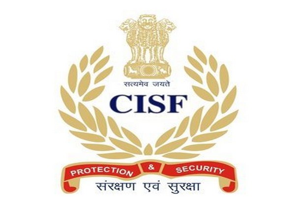 CISF caught a worker for stealing things at the airport | हवाई अड्डे पर चीजें चुराने को लेकर एक कर्मी को सीआईएसएफ ने पकड़ा