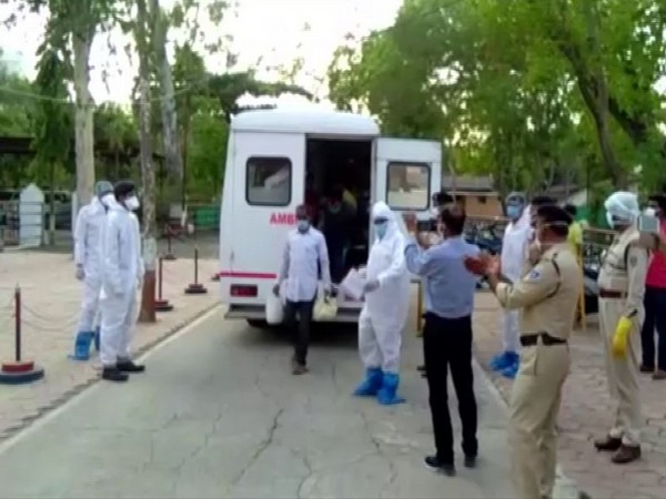 Prisoner serving life sentence in Indore jail commits suicide with wood cutting machine | इंदौर की जेल में उम्रकैद की सजा काट रहे कैदी ने लकड़ी काटने की मशीन से की आत्महत्या