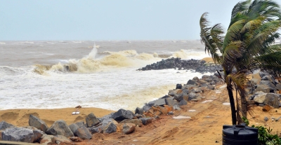 Heavy rains cause landslides, waterlogging in Mumbai | मुंबई में भारी बारिश से भूस्खलन, जलभराव