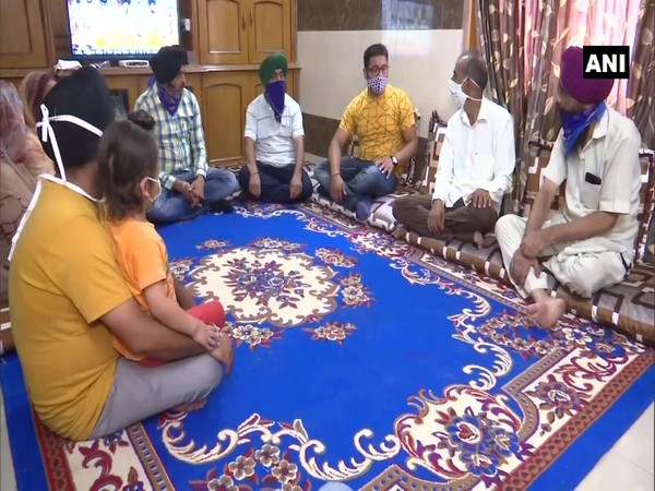 काबुल में गुरुद्वारे में फंसे 260 से अधिक सिखों को वहां से निकलने के लिए मदद चाहिए : यूनाइटेड सिख - Hindi News | Over 260 Sikhs trapped in gurdwara in Kabul need help to escape: United Sikhs | Latest world News at Lokmatnews.in