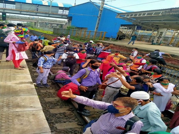 First special 'Clothes Parcel' train leaves from Surat to Bihar | सूरत से बिहार के लिए पहली विशेष 'कपड़ा पार्सल' ट्रेन रवाना