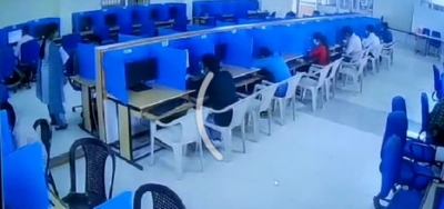 नीट में शामिल होने के वास्ते न्यूनतम आयु मानदंड को चुनौती देने संबंधी याचिका खारिज - Hindi News | Petition dismissed challenging minimum age criteria for appearing in NEET | Latest india News at Lokmatnews.in