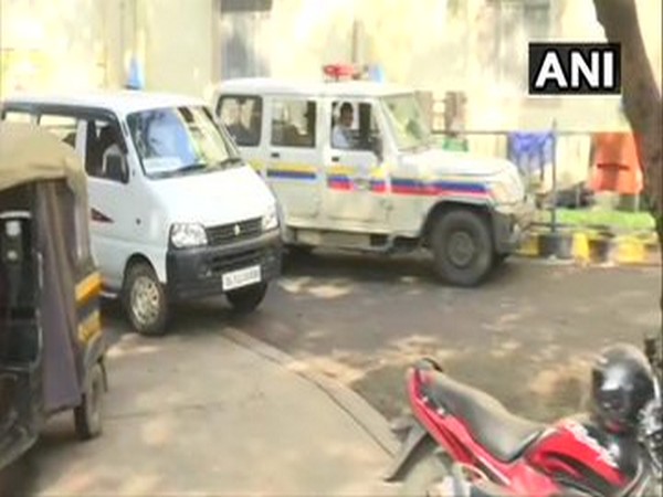 संपत्ति के लिए हत्या किये जाने के डर से मुंबई में एक ऑटोरिक्शा चालक ने अपना गला काट लिया - Hindi News | Fearing being killed for property, an autorickshaw driver slit his throat in Mumbai | Latest india News at Lokmatnews.in