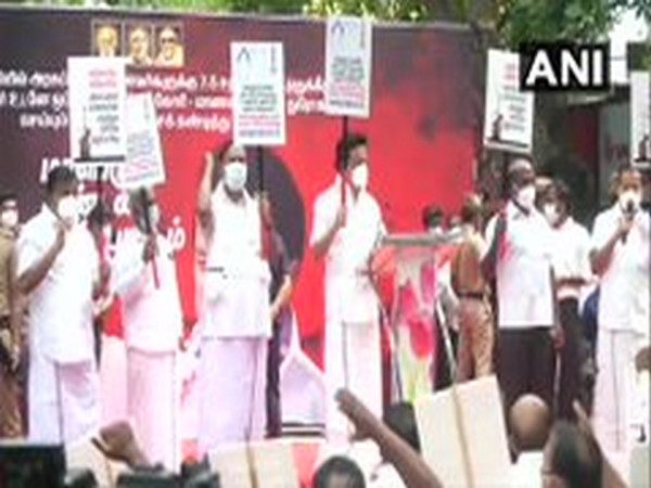 Modi praises freedom fighter VOC, organizes many programs in Tamil Nadu | मोदी ने स्वतंत्रता सेनानी वी ओ सी की सराहना की, तमिलनाडु में कई कार्यक्रम आयोजित