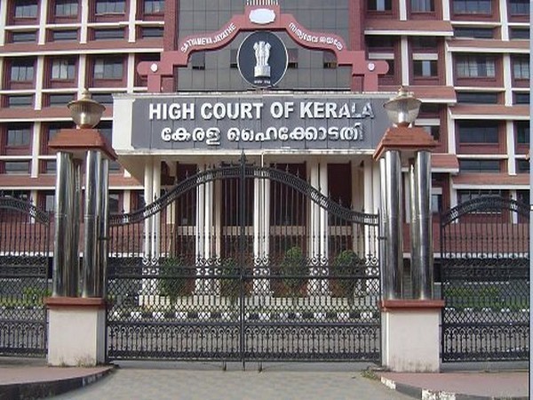 Kerala High Court orders SIT to probe tree felling | केरल उच्च न्यायालय ने पेड़ काटे जाने के मामले की जांच एसआईटी से कराने का आदेश दिया