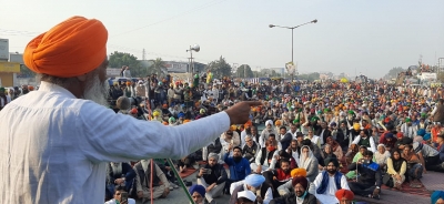 The police lathi-charged the protesting farmers near Karnal; 10 injured | पुलिस ने करनाल के नजदीक प्रदर्शनकारी किसानों पर लाठीचार्ज किया; 10 जख्मी