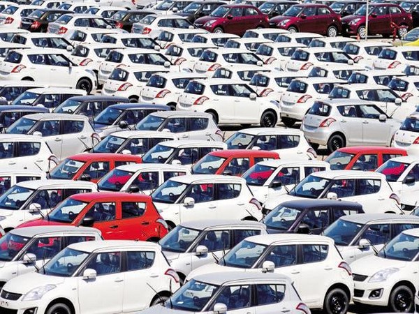 Bhargava, Srinivasan call for taking concrete steps to give impetus to the automobile industry | भार्गव, श्रीनिवासन का वाहन उद्योग को गति देने के लिये ठोस कदम उठाने का आह्वान