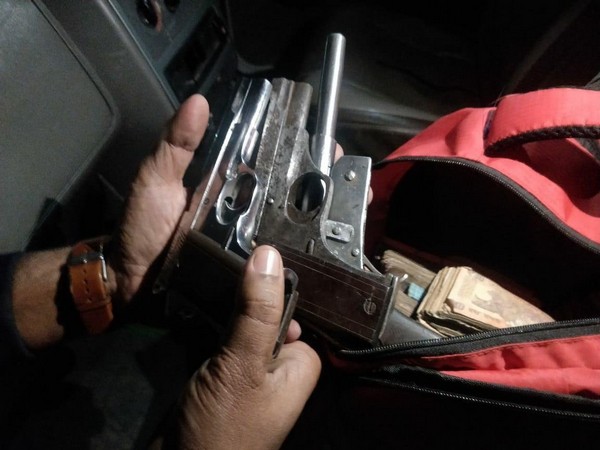 prize crook arrested | इनामी बदमाश गिरफ्तार prize crook arrested | इनामी बदमाश गिरफ्तार