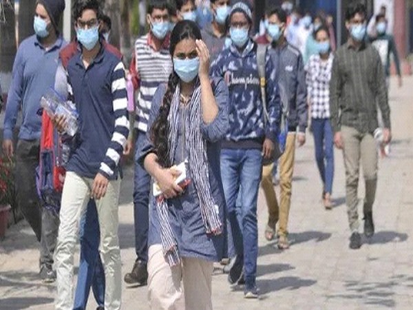 CBI raids 19 places in connection with irregularities in JEE (Mains) exam | सीबीआई ने जेईई (मेन्स) परीक्षा में अनियमितता के संबंध में 19 स्थानों पर छापे मारे