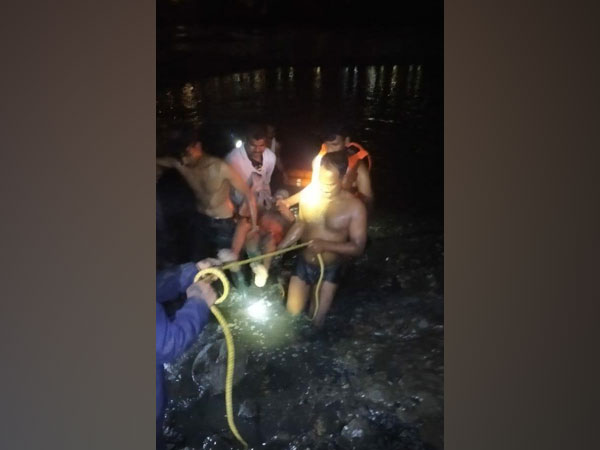 Maharashtra: Newborn baby girl found near gutter in Thane | महाराष्ट्र: ठाणे में गटर के पास मिली नवजात बच्ची Maharashtra: Newborn baby girl found near gutter in Thane | महाराष्ट्र: ठाणे में गटर के पास मिली नवजात बच्ची