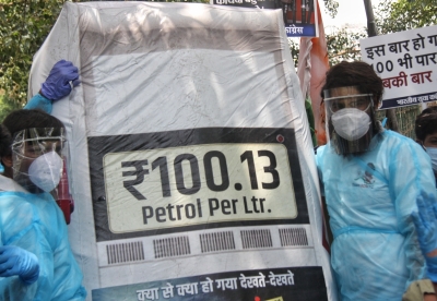 Indian Youth Congress protests in front of Petroleum Ministry against rising fuel prices | भारतीय युवा कांग्रेस ने ईंधन की बढ़ती कीमतों के विरोध में पेट्रोलियम मंत्रालय के सामने प्रदर्शन किया