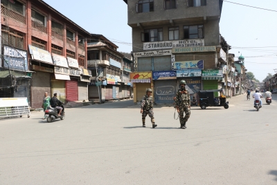 Restrictions continue on gathering of people in Kashmir, mobile internet service stopped again | कश्मीर में लोगों के एकत्रित होने पर पाबंदी जारी, मोबाइल इंटरनेट सेवा फिर बंद
