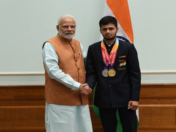 Shooter Manish Narwal gave third gold to India, silver to Adana | निशानेबाज मनीष नरवाल ने भारत को दिलाया तीसरा स्वर्ण, अडाना को रजत
