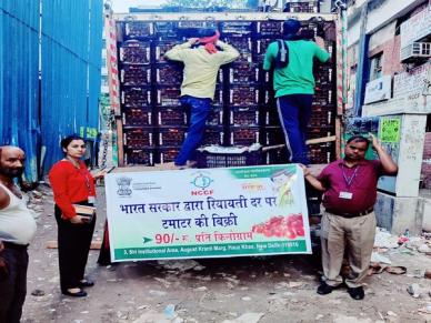 Freshly procured tomatoes arrive in Delhi, to be sold at Rs 90/kg starting today