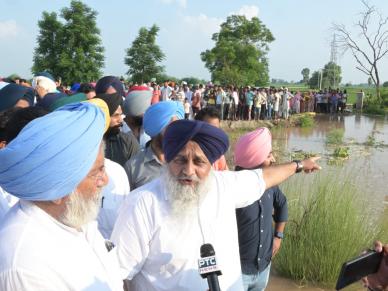 Sukhbir Badal visits flood-hit villages along Pakistan border, blames govt for releasing water