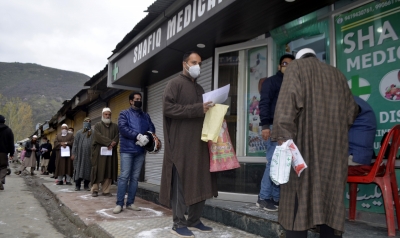 Away from their families, cops in Kashmir enforcing lockdown | Away from their families, cops in Kashmir enforcing lockdown