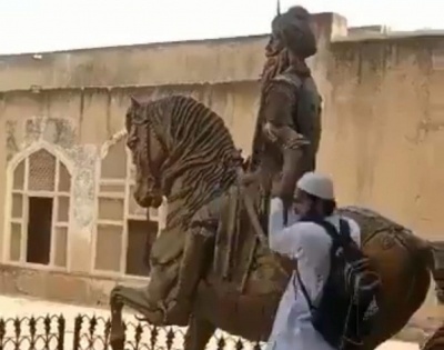 Man who vandalised Maharaja Ranjit Singh's statue in Lahore granted bail | Man who vandalised Maharaja Ranjit Singh's statue in Lahore granted bail