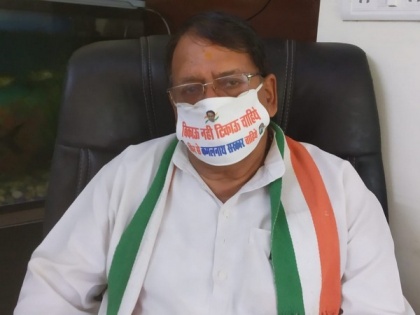 MP Cong leaders adorn masks seeking 'return of Kamal Nath govt' | MP Cong leaders adorn masks seeking 'return of Kamal Nath govt'