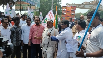 Vizag Steel Plant workers intensify protest against privatisation | Vizag Steel Plant workers intensify protest against privatisation