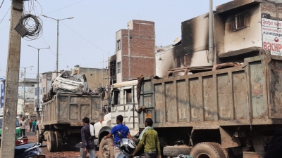 PWD, EDMC deploy cranes to clear streets in NE Delhi | PWD, EDMC deploy cranes to clear streets in NE Delhi