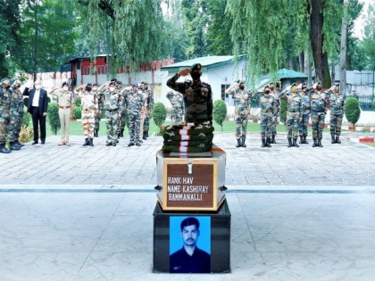 Army pays tribute to Havildar Kashiray Bammanalli killed in J-K encounter with terrorists | Army pays tribute to Havildar Kashiray Bammanalli killed in J-K encounter with terrorists