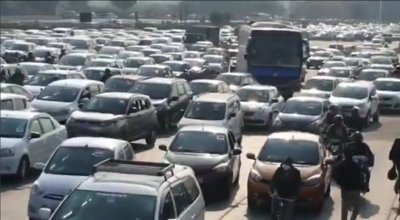 Traffic jam at Delhi-Gurugram border as police check vehicles | Traffic jam at Delhi-Gurugram border as police check vehicles