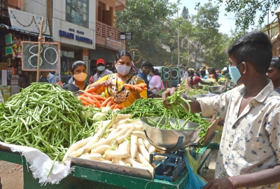 Consumers feel pinch in their pockets as vegetable prices soar in Delhi | Consumers feel pinch in their pockets as vegetable prices soar in Delhi