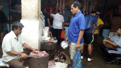 Meat shops open in Delhi's INA Market | Meat shops open in Delhi's INA Market