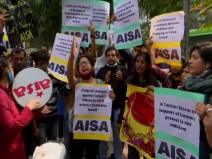 Students in Delhi, Bengaluru protest demanding immediate release of Disha Ravi | Students in Delhi, Bengaluru protest demanding immediate release of Disha Ravi