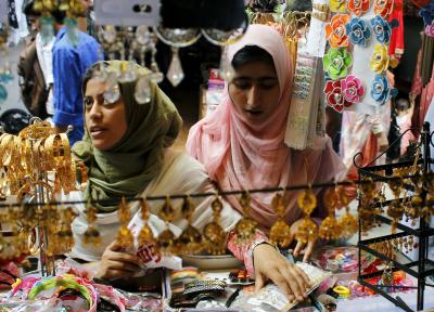 Eid shopping reaches feverish pitch in J&K's Srinagar | Eid shopping reaches feverish pitch in J&K's Srinagar