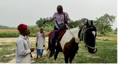 Hit by high fuel prices, Bihar power dept staff rides a horse to collect bills | Hit by high fuel prices, Bihar power dept staff rides a horse to collect bills